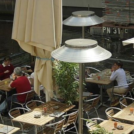 Infrarot-Heizstrahler im Außenbereich eines Restaurants