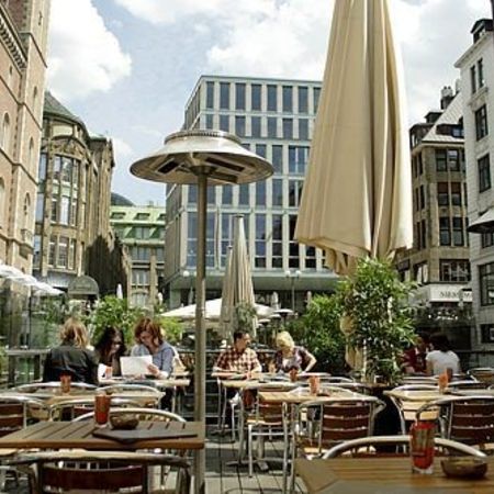 Infrarot-Heizstrahler im Außenbereich eines Restaurants