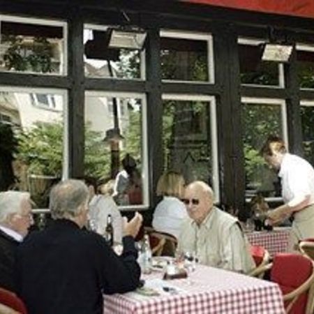 Infrarot-Heizstrahler im Außenbereich eines Restaurants