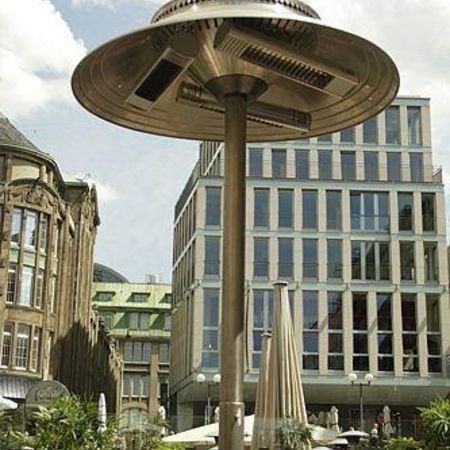 Infrarot-Heizstrahler im Außenbereich eines Restaurants