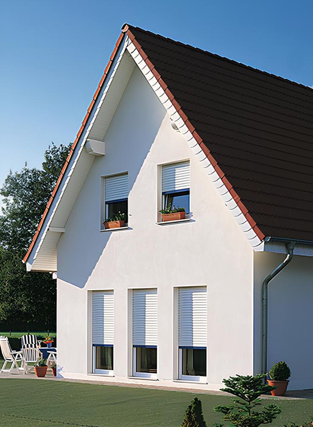 Ein Haus mit rotem Dach und Außenrollläden