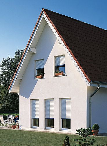 Ein weißes Haus mit rotem Dach