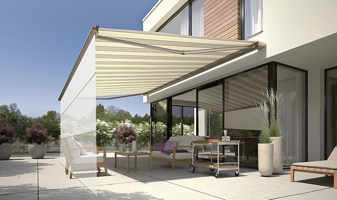 Eine Markise über einer Terrasse