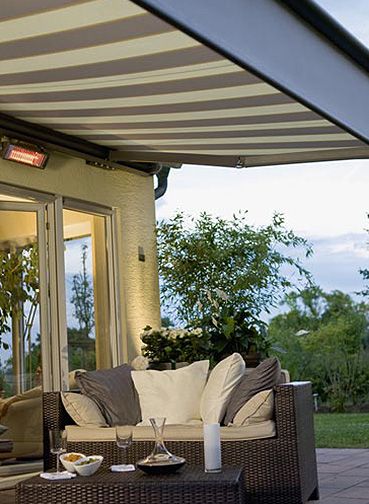 Eine Terrasse mit Möbeln und einer Markise